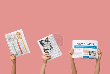 Femmes avec des journaux sur fond rose