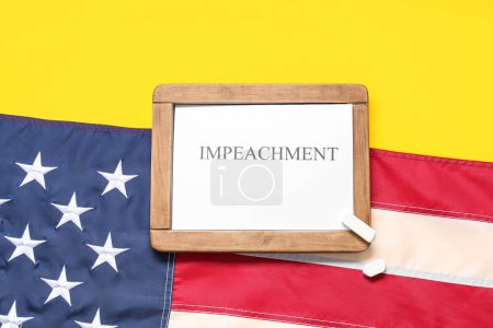 Tableau avec mot IMPEACH et drapeau des États-Unis sur fond jaune