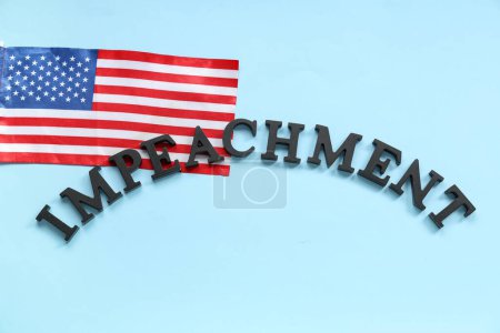 Téléchargez les photos : Lettres noires orthographe IMPEACHMENT mot et drapeau des États-Unis sur fond bleu - en image libre de droit