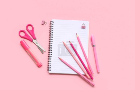 Foto de Cuaderno con lápices sobre fondo rosa. Vista superior - Imagen libre de derechos