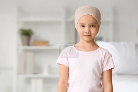 Téléchargez les photos : Petite fille asiatique après la chimiothérapie en clinique - en image libre de droit