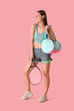 Téléchargez les photos : Jeune femme sportive avec sac et raquette de tennis sur fond rose - en image libre de droit