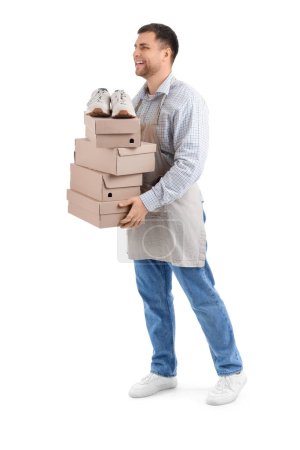 Zapatero masculino con cajas de zapatos sobre fondo blanco