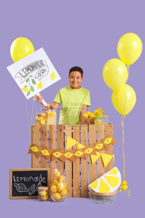 Petit garçon afro-américain avec prix au stand de limonade sur fond lilas