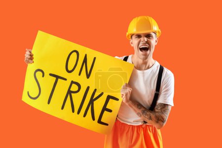 Demonstrierender Feuerwehrmann mit Plakat mit Aufschrift ON STRIKE vor orangefarbenem Hintergrund