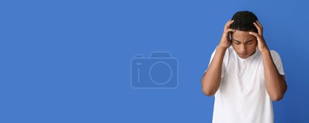 Foto de Adolescente afroamericano estresado sobre fondo azul con espacio para el texto. Detener el racismo - Imagen libre de derechos