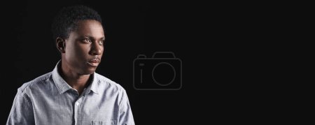 Foto de Hombre afroamericano sobre fondo oscuro con espacio para el texto. Detener el racismo - Imagen libre de derechos