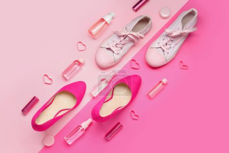 Foto de Composición con elegantes zapatos femeninos, cosméticos y corazones de papel sobre fondo rosa - Imagen libre de derechos