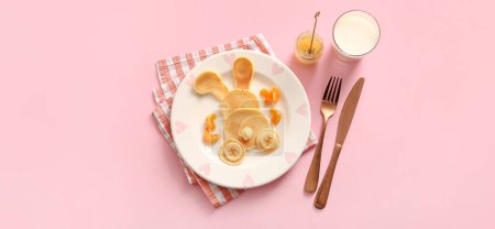 Téléchargez les photos : Crêpes de lapin de Pâques drôle avec des fruits sur fond rose - en image libre de droit