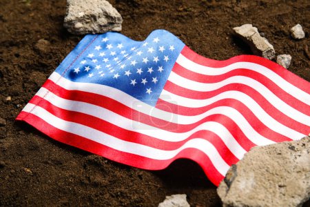 Bandera de EE.UU. con escombros de piedra en el suelo. Concepto de terremoto
