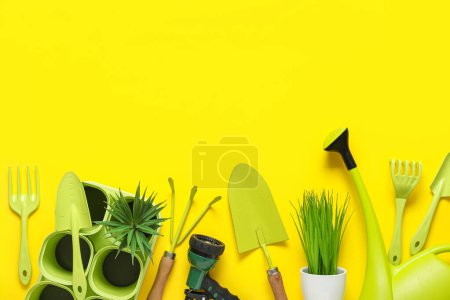 Téléchargez les photos : Fournitures de jardinage et plantes en pots sur fond jaune - en image libre de droit