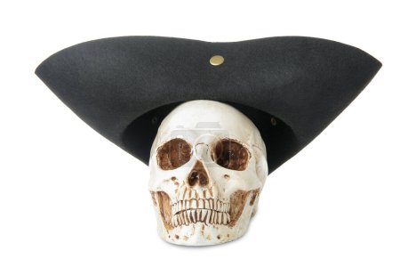 Téléchargez les photos : Crâne humain avec chapeau pirate isolé sur fond blanc - en image libre de droit