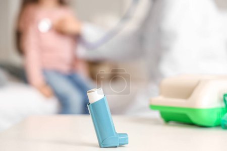 Téléchargez les photos : Inhalateur d'asthme sur la table en clinique pédiatrique, gros plan - en image libre de droit