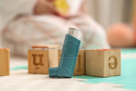 Téléchargez les photos : Inhalateur d'asthme avec cubes en clinique pédiatrique, gros plan - en image libre de droit