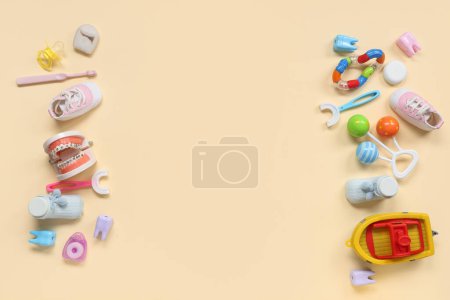Téléchargez les photos : Brosses à dents pour enfants avec modèle à mâchoires et jouets sur fond beige - en image libre de droit