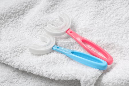 Téléchargez les photos : Brosses à dents pour enfants sur fond de serviette - en image libre de droit
