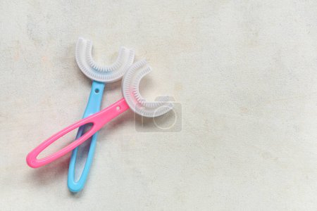 Téléchargez les photos : Brosses à dents pour enfants sur fond blanc grunge - en image libre de droit