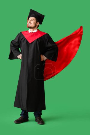 Téléchargez les photos : Homme étudiant diplômé en cape de super-héros sur fond vert - en image libre de droit