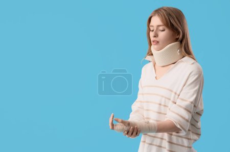 Mujer joven lesionada después de accidente sobre fondo azul