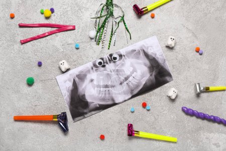 Foto de Composición con imagen de rayos X de los dientes y decoración del partido sobre fondo grunge. Celebración del Día de los Inocentes - Imagen libre de derechos