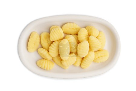 Teller mit köstlichen Gnocchi auf weißem Hintergrund