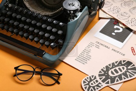 Máquina de escribir retro, anteojos y archivos criminales sobre fondo de color, primer plano