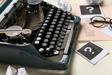 Máquina de escribir retro, signos de interrogación y archivos criminales sobre fondo claro, primer plano