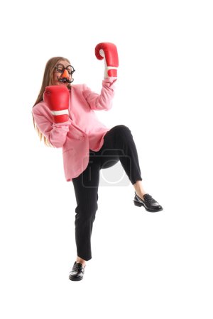 Foto de Joven empresaria disfrazada con guantes de boxeo aislados sobre fondo blanco - Imagen libre de derechos