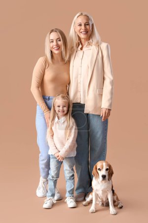Famille heureuse avec chien mignon sur fond beige
