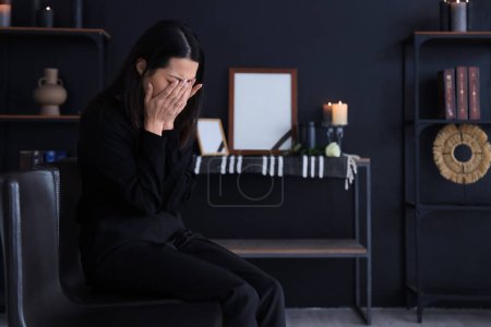 Llorando joven asiática llorando en el funeral