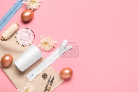 Foto de Composición con suministros de costura y decoración de Pascua sobre fondo rosa - Imagen libre de derechos