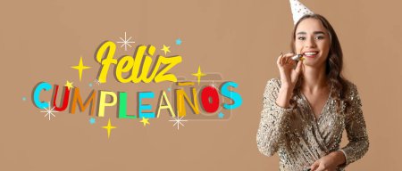 Téléchargez les photos : Bannière festive avec texte FELIZ CUMPLEANOS (Espagnol pour Joyeux Anniversaire) et femme avec fabricant de bruit - en image libre de droit