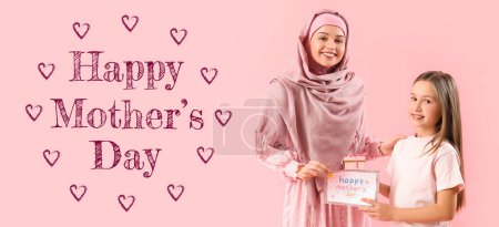 Banner festivo para el Feliz Día de la Madre con la joven musulmana y su niña con tarjeta de felicitación y regalo