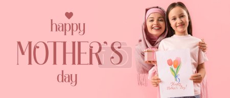 Banner festivo para el Feliz Día de la Madre con la joven musulmana y su niña con tarjeta de felicitación y regalo
