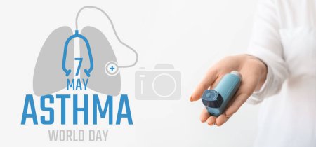 Téléchargez les photos : Bannière de sensibilisation pour la Journée mondiale de l'asthme avec une femme tenant un inhalateur - en image libre de droit