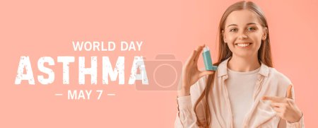 Téléchargez les photos : Bannière de sensibilisation pour la Journée mondiale de l'asthme avec une femme tenant un inhalateur - en image libre de droit