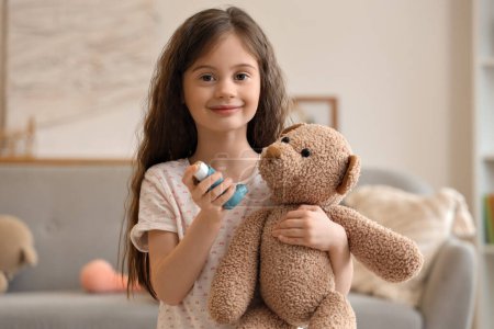 Téléchargez les photos : Petite fille avec inhalateur et ours jouet à la maison - en image libre de droit