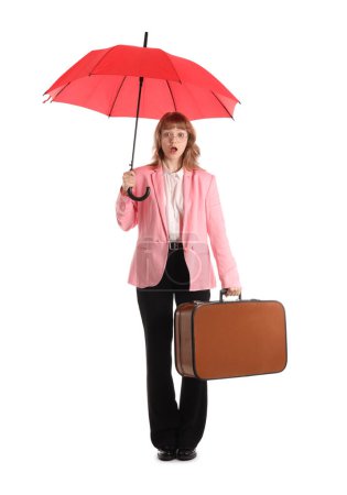 Foto de Divertida empresaria sorprendida con paraguas y maletín aislado sobre fondo blanco - Imagen libre de derechos