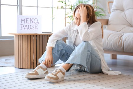 Molesto mujer madura que experimenta la menopausia en casa