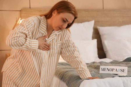 Mujer madura que experimenta la menopausia en el dormitorio por la noche