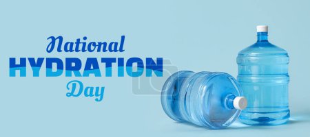 Botellas de agua limpia sobre fondo azul claro. Banner para el Día Nacional de la Hidratación