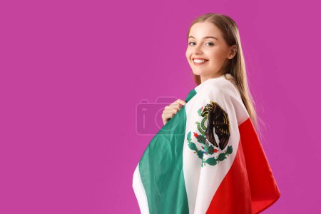 Téléchargez les photos : Jeune femme avec drapeau mexicain sur fond violet - en image libre de droit