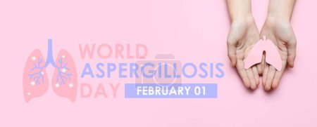 Manos femeninas con pulmones de papel sobre fondo rosa. Banner para el Día Mundial de la Aspergilosis