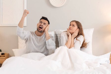 Junges Paar leidet unter lauten Nachbarn im Schlafzimmer