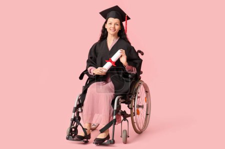 Schöne Doktorandin im Rollstuhl mit Mütze und Diplom auf rosa Hintergrund