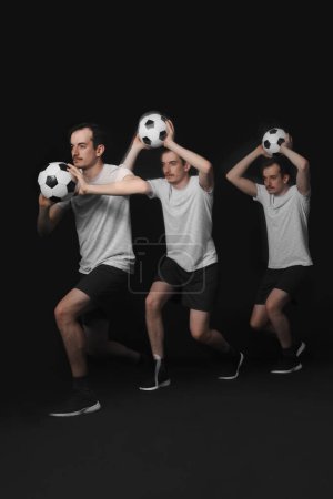 Junger Fußballer in Bewegung auf schwarzem Hintergrund