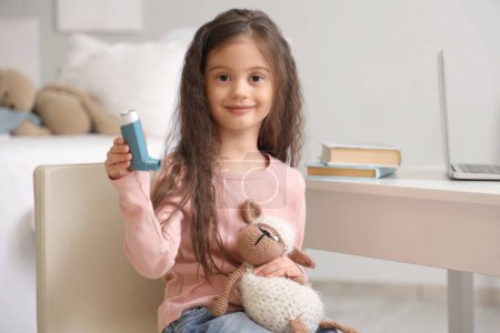 Téléchargez les photos : Petite fille avec inhalateur et jouet à la clinique - en image libre de droit