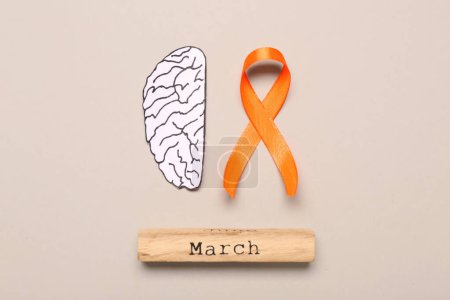 Orangefarbenes Band, Papierhirn und Wortmarsch auf grauem Hintergrund. Multiple Sklerose: Monat des Bewusstseins
