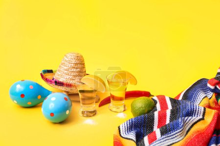 Tequila, Limette und Maracas auf gelbem Hintergrund