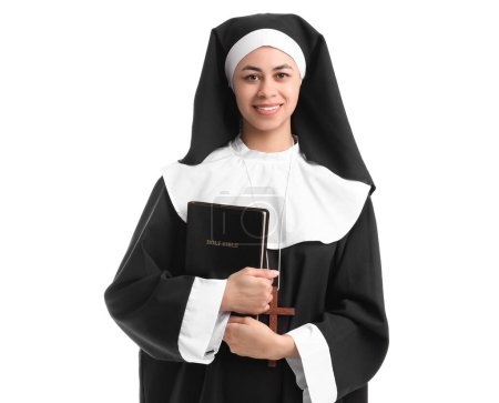 Retrato de monja joven con Biblia sobre fondo blanco